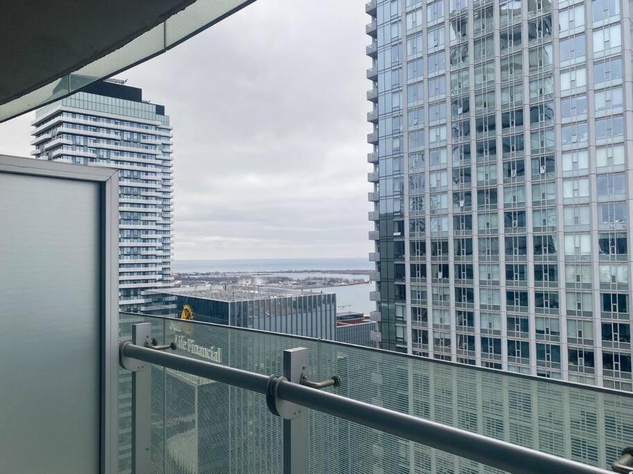 Cozy 2 Bedroom Free Parking Downtown Toronto 1Min Scotiabank Arena Tff Cn Tower Rogers Centre Union Station المظهر الخارجي الصورة